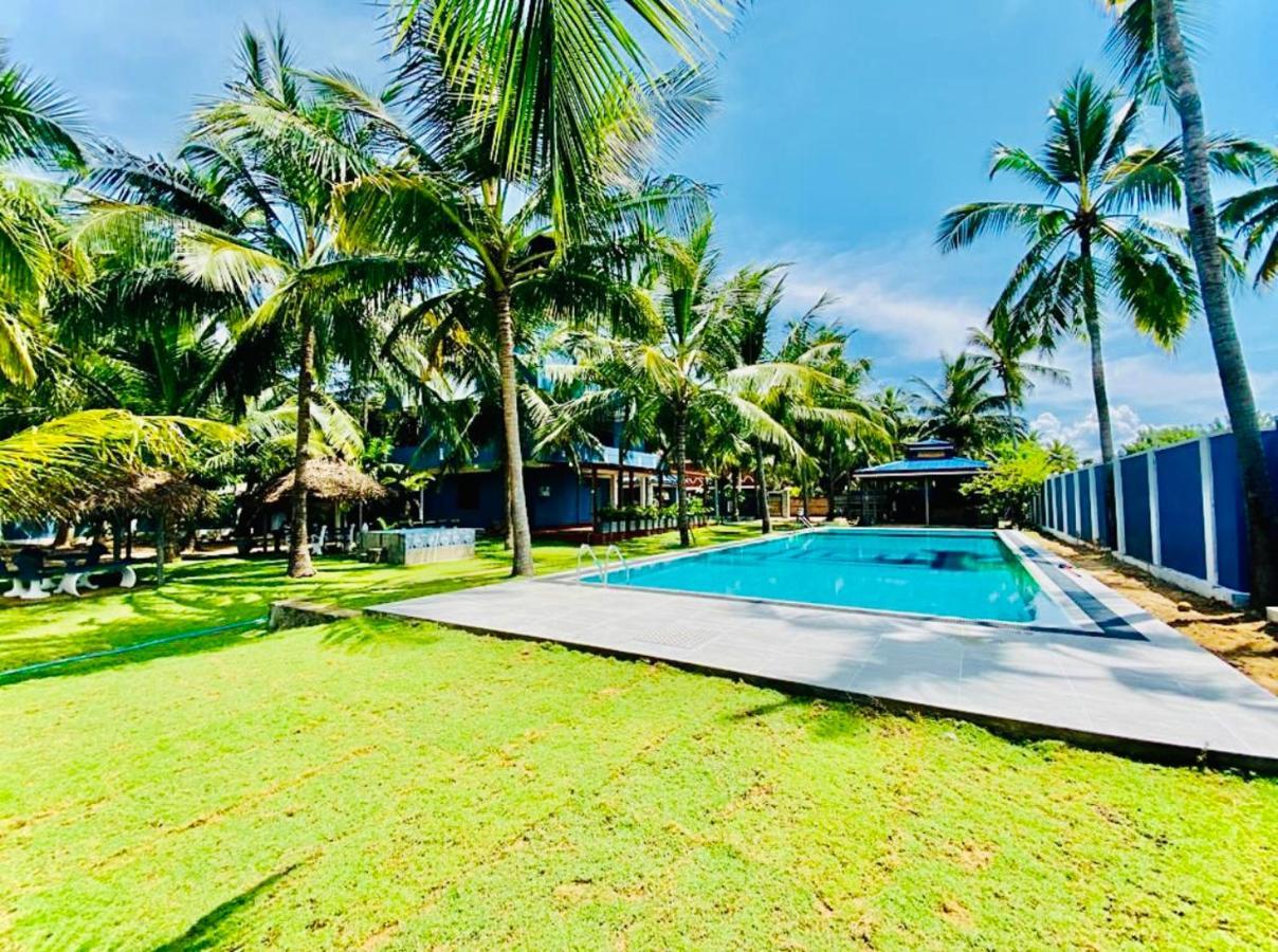 Nilaveli Hybrid Holiday Hotel ภายนอก รูปภาพ