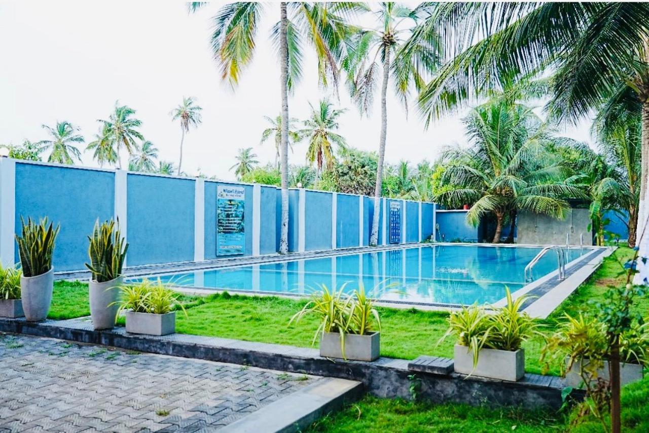 Nilaveli Hybrid Holiday Hotel ภายนอก รูปภาพ